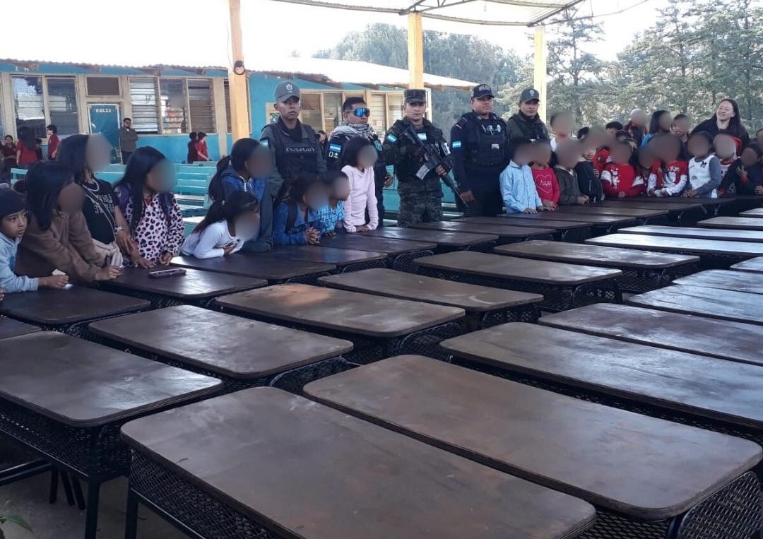 Centro Penitenciario de Marcala entrega pupitres elaborados por privados de libertad como aporte a la educación